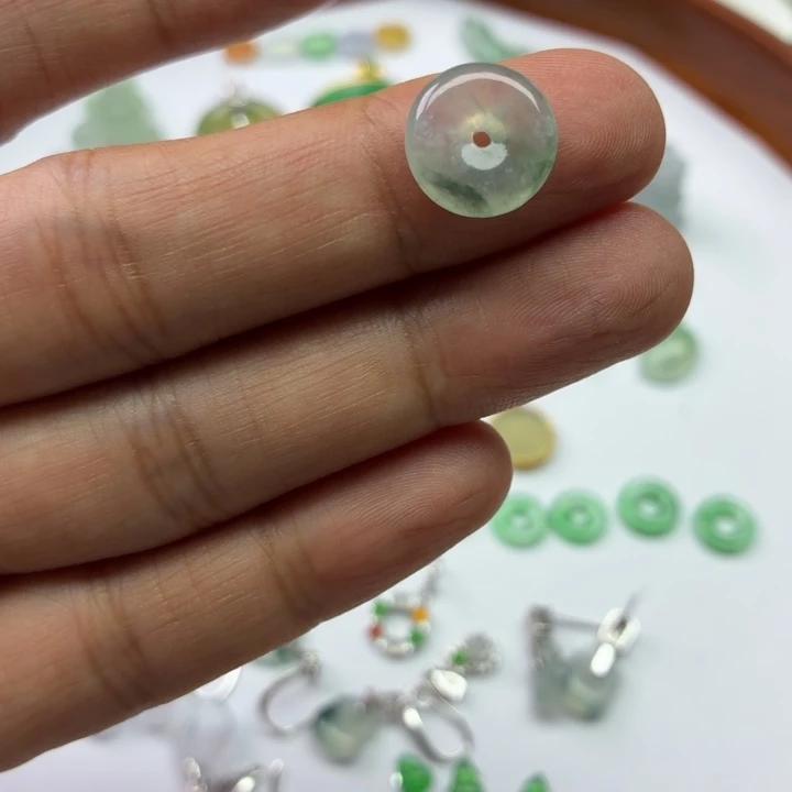 翡翠未镶嵌颈饰真***了平安扣