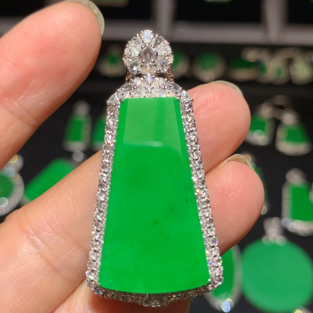 翡翠18K金镶嵌颈饰翡翠