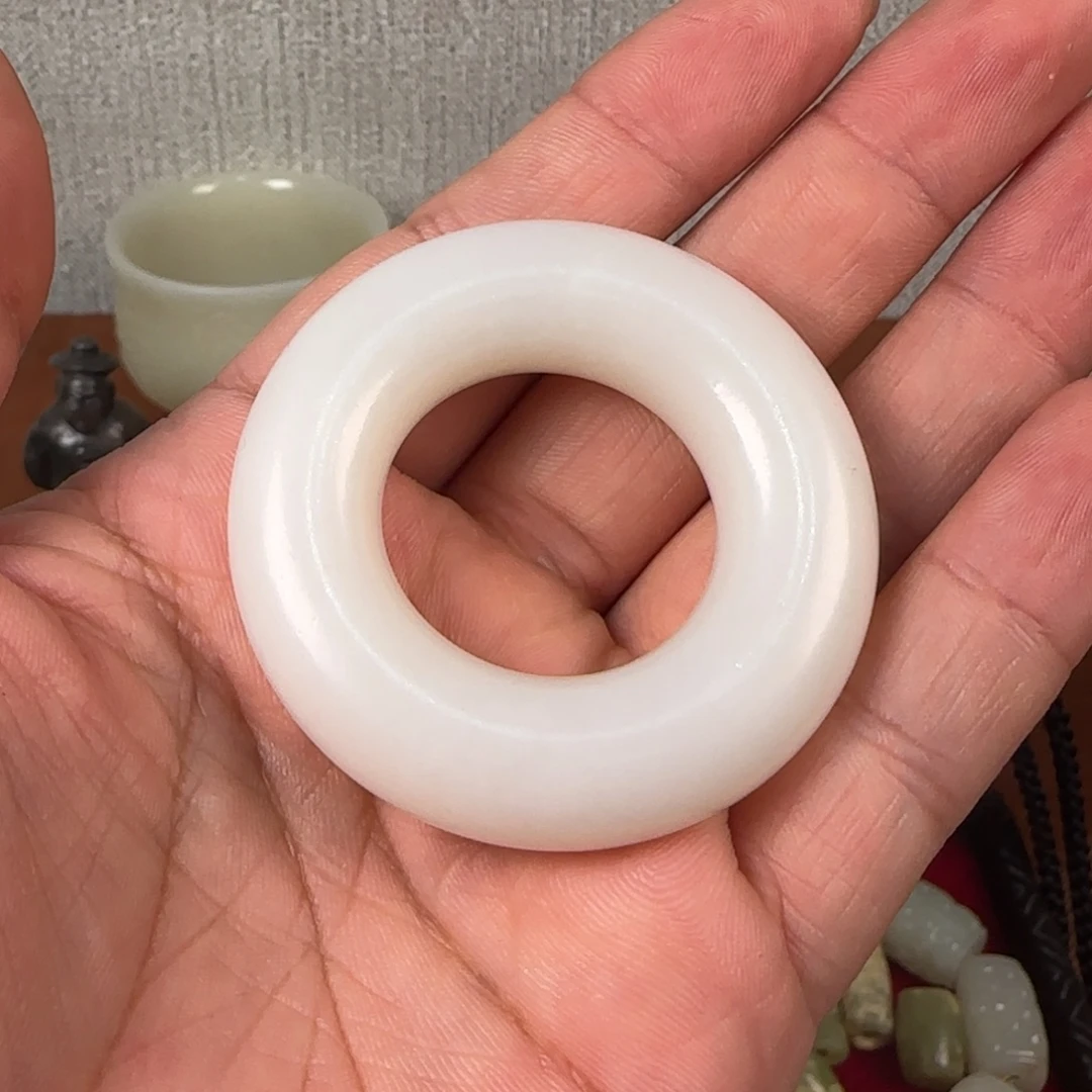 大***阳非常精美的脖挂件