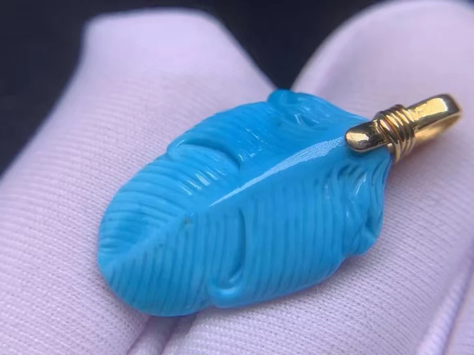 原矿绿松石高瓷蓝羽毛吊坠。18K金镶嵌，尺寸25×13×5.5，重1.6克，