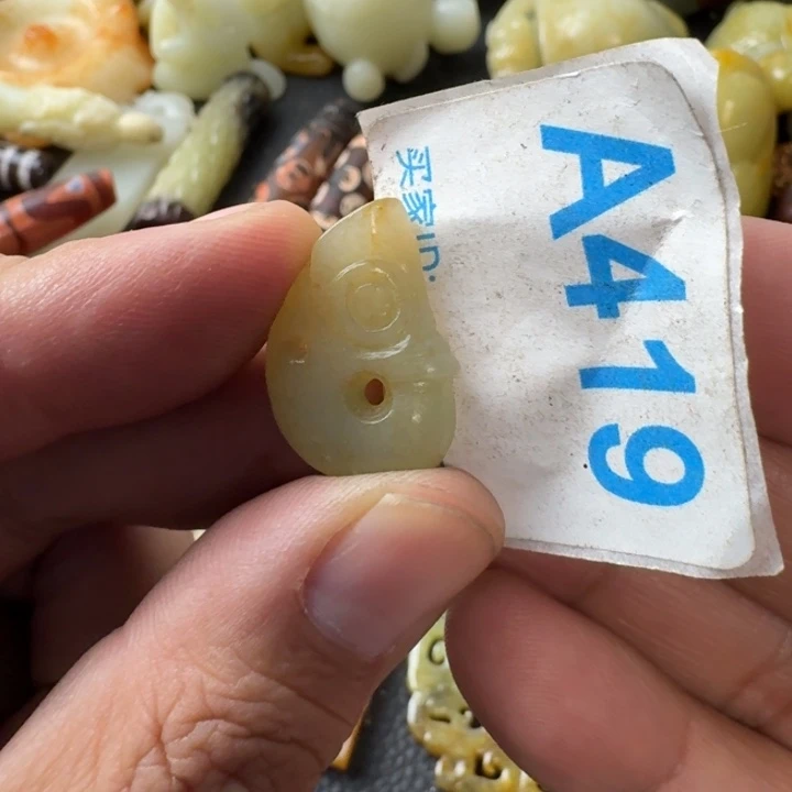 兰***王和田玉未镶嵌颈饰