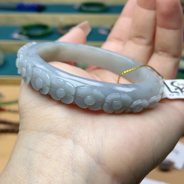 和田玉手镯57圈口。编号33未镶嵌