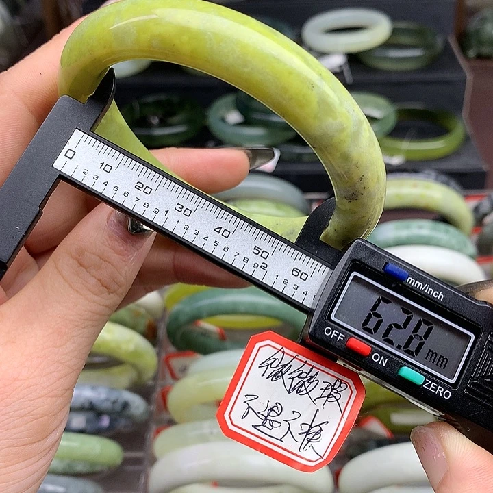 蛇纹石玉手镯未镶嵌413