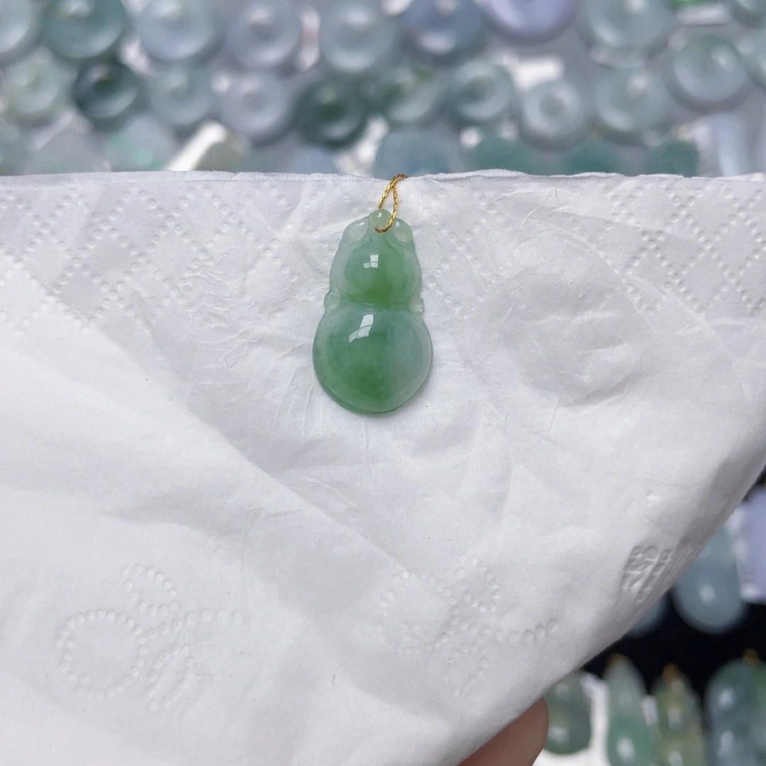 翡翠未镶嵌颈饰葫芦