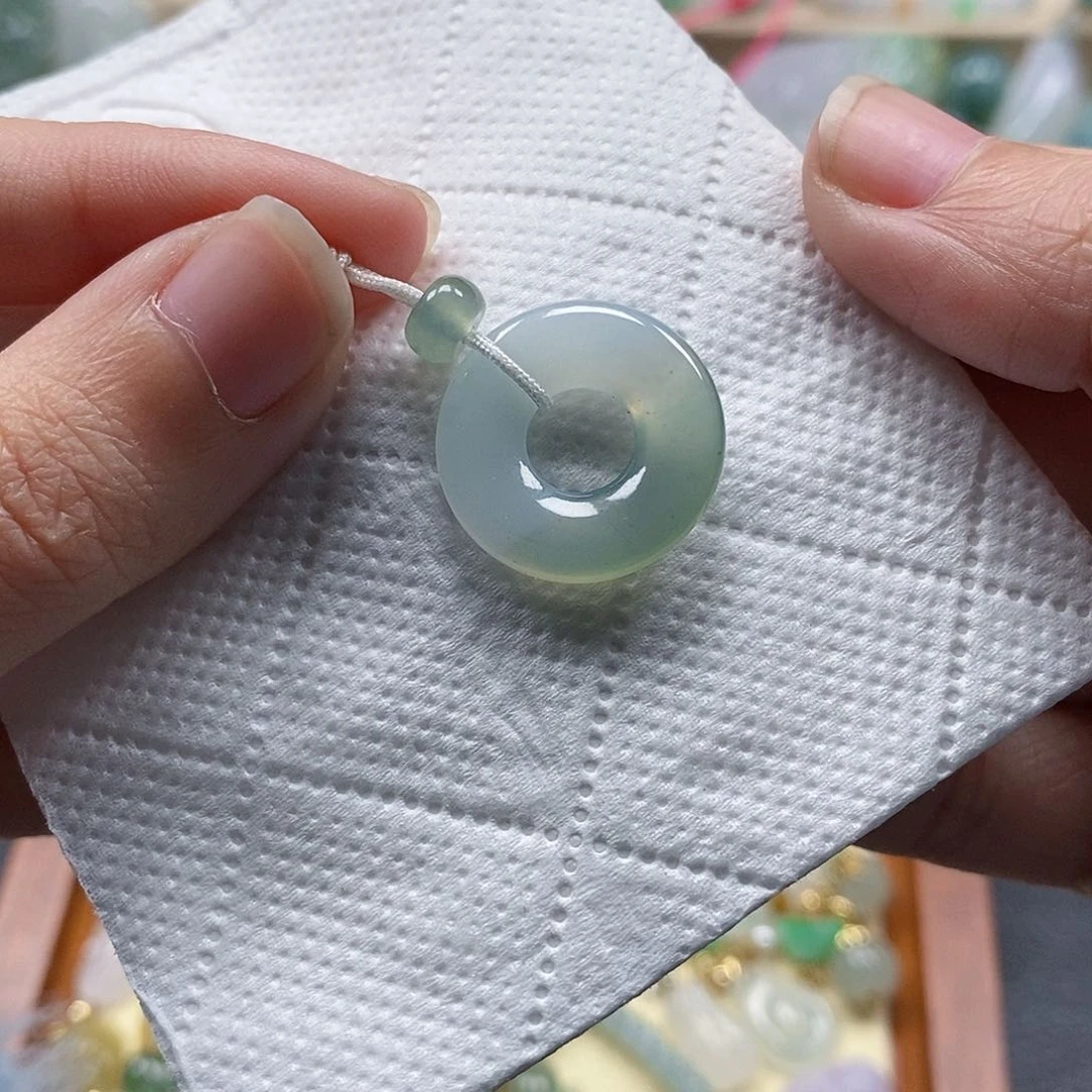 翡翠颈饰未镶嵌闪