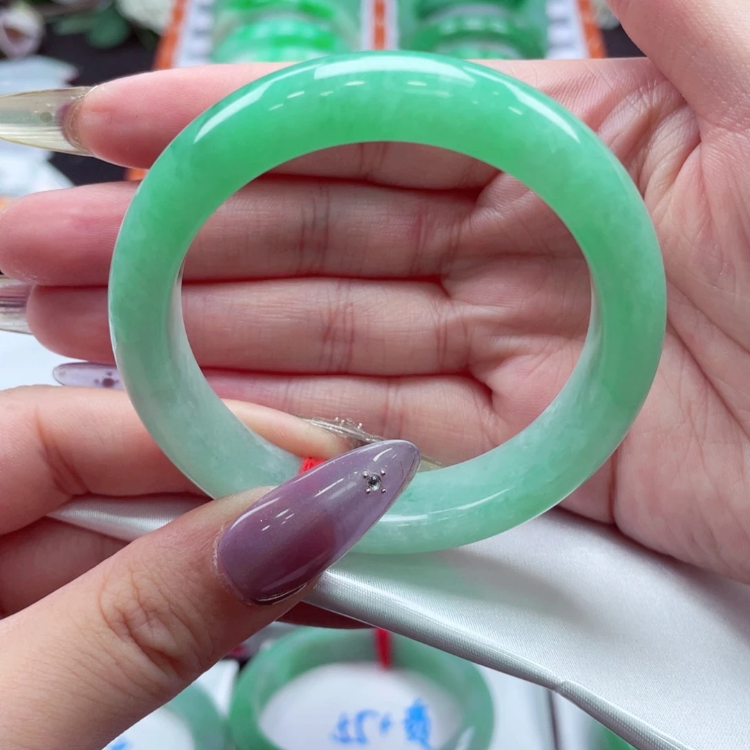 杨***e未镶嵌手镯翡翠翡翠