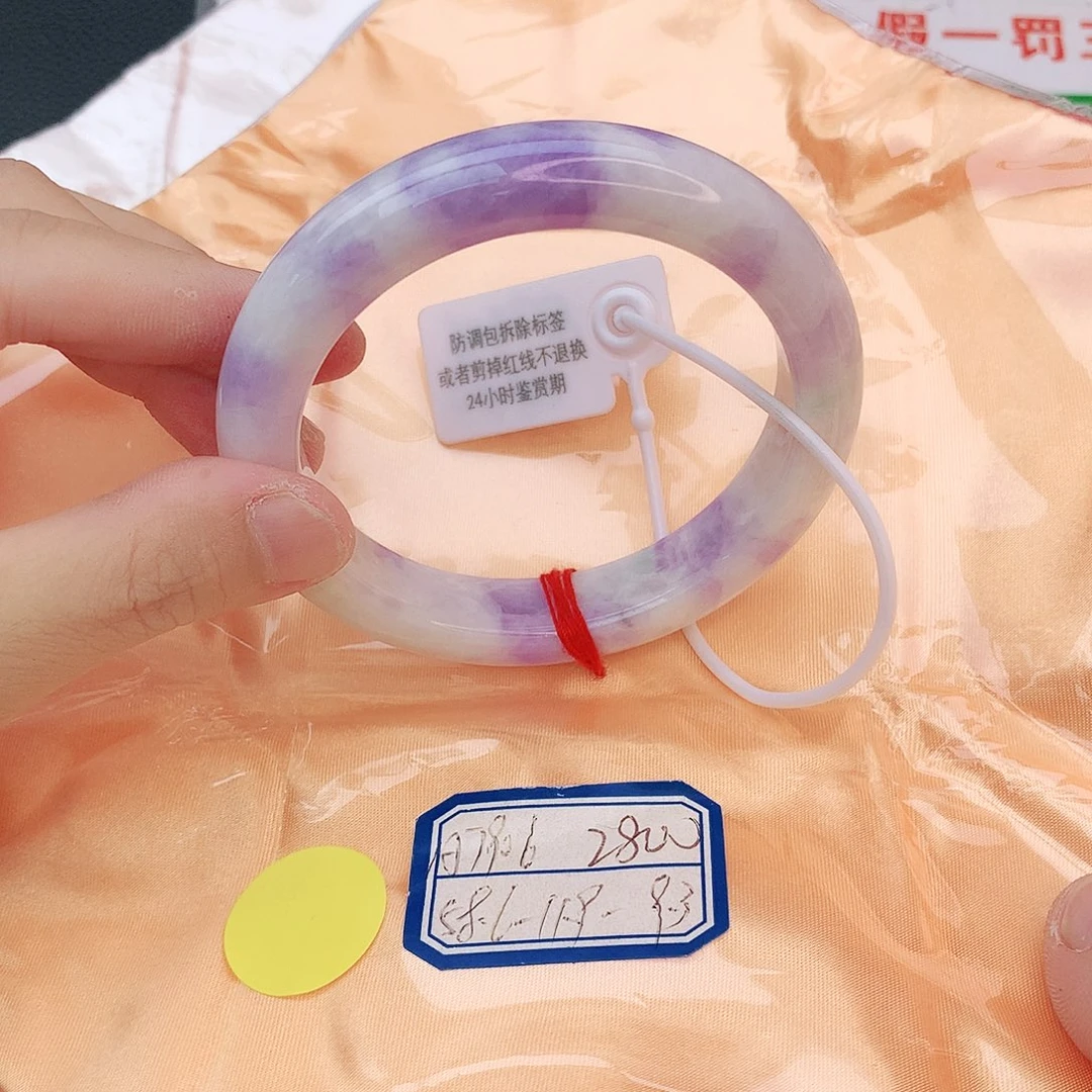 翡翠手镯未镶嵌翡翠