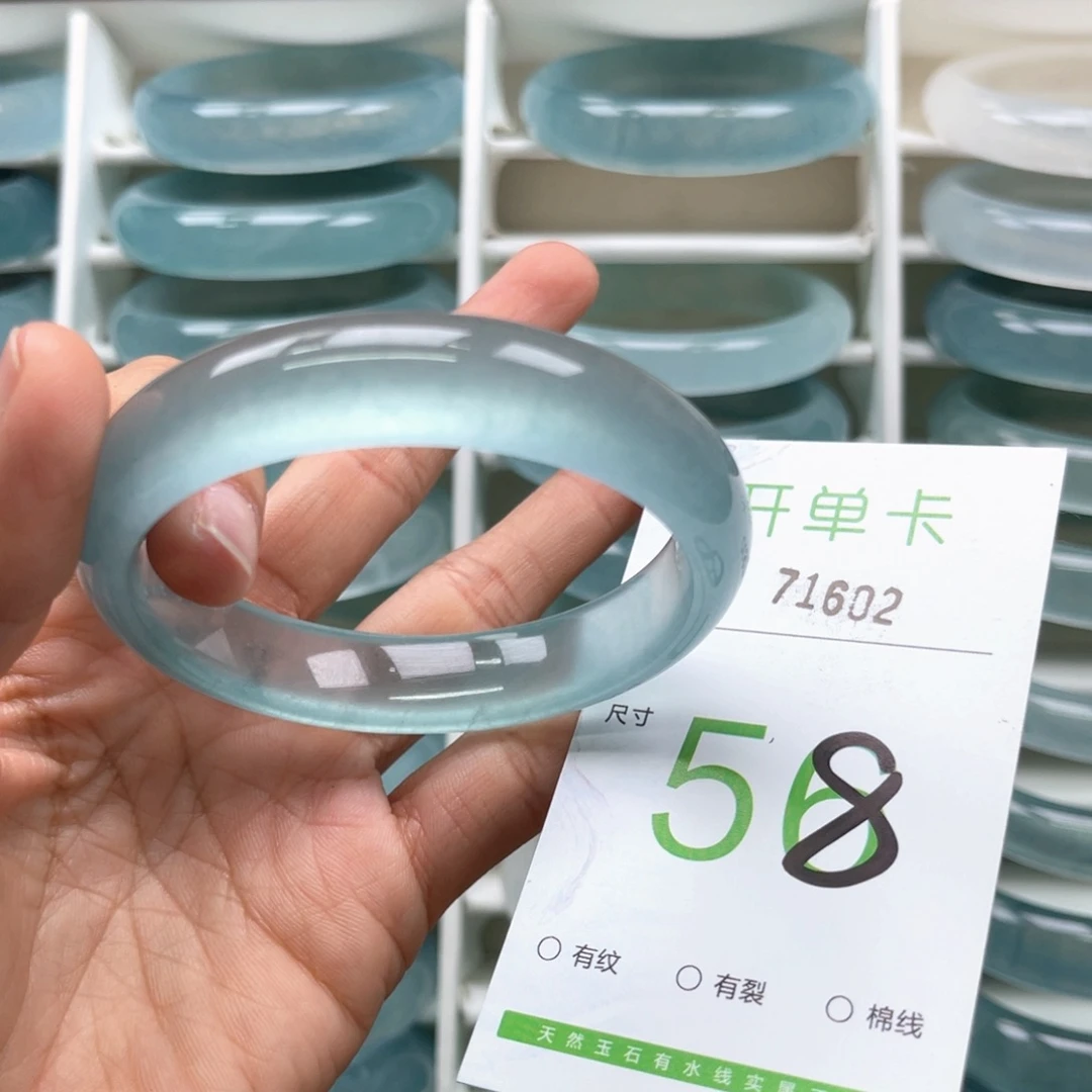 走***心石英质玉未镶嵌手镯