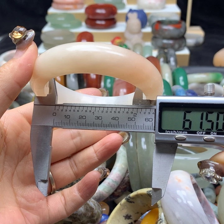 未镶嵌手镯石英质玉