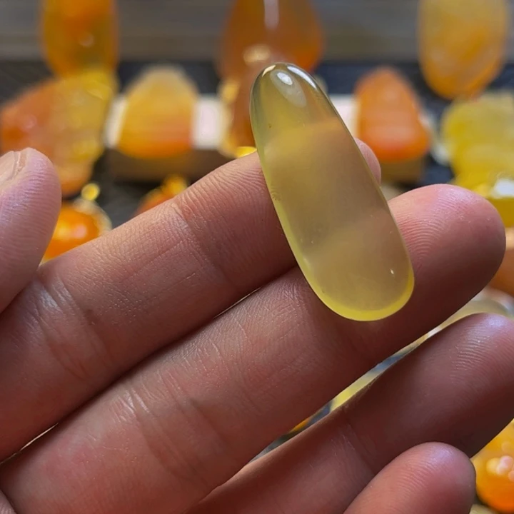 用***生未镶嵌旦面石英质玉