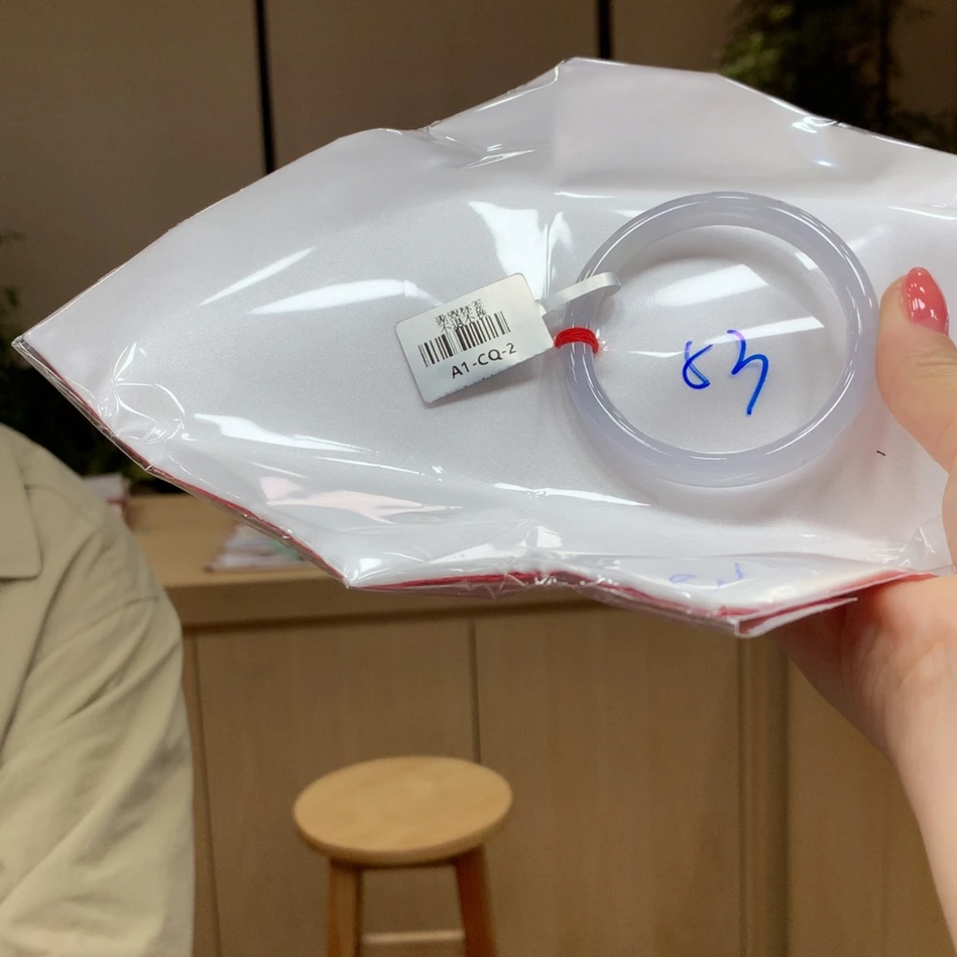 翡翠手镯未镶嵌不退不换