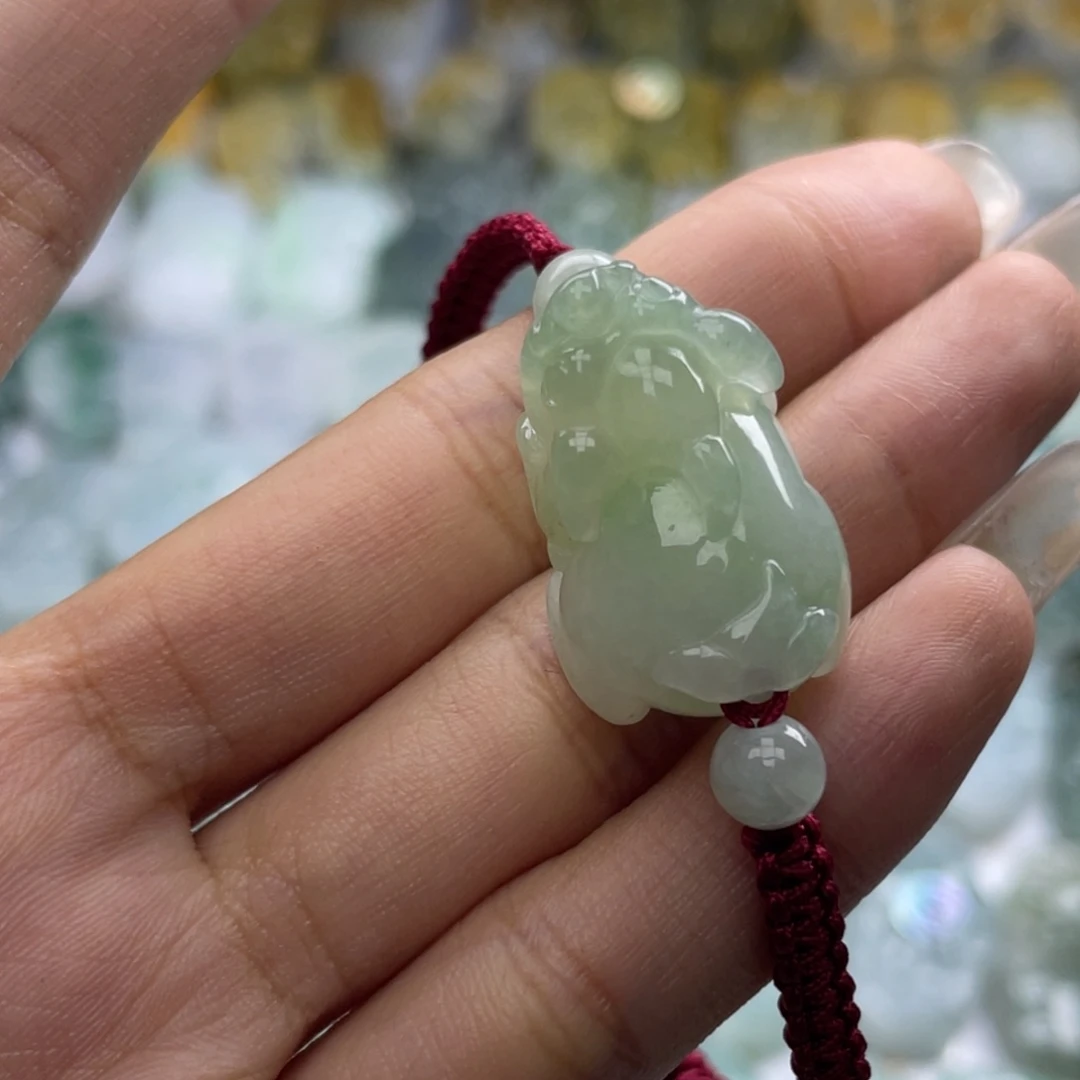 翡翠未镶嵌颈饰貔貅