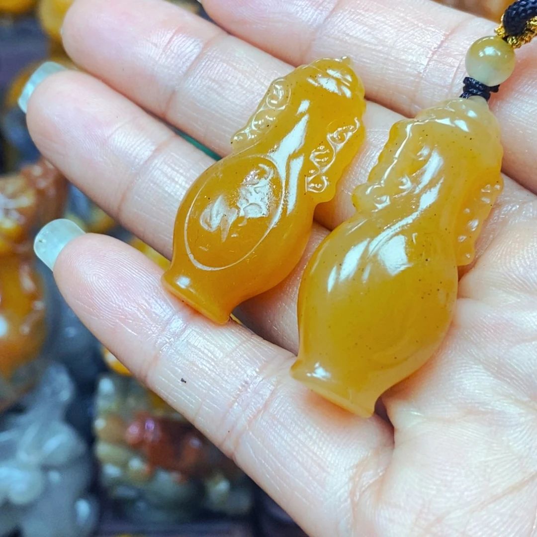 未镶嵌石英质玉（黄龙玉）颈饰