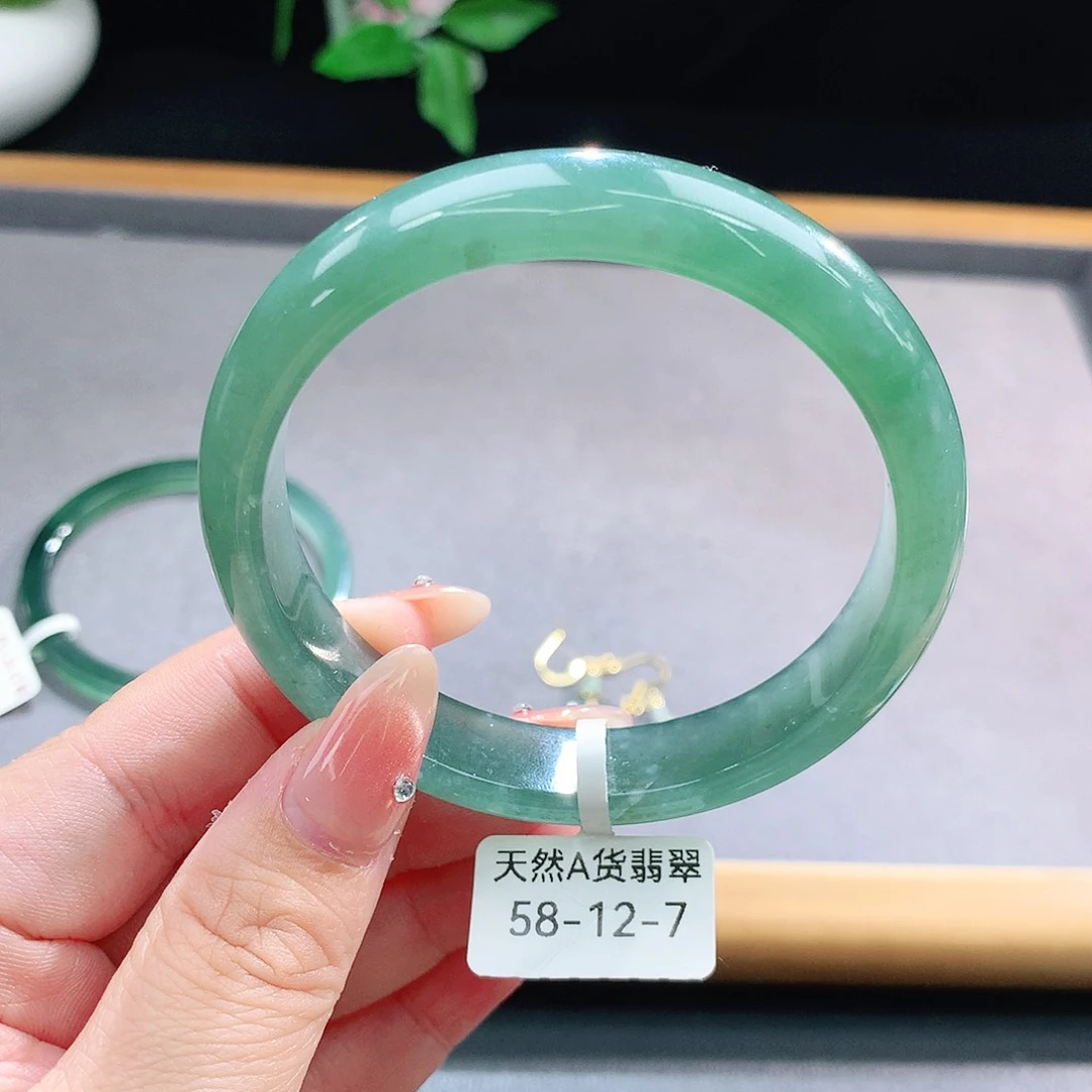 未镶嵌手镯（圆镯）翡翠