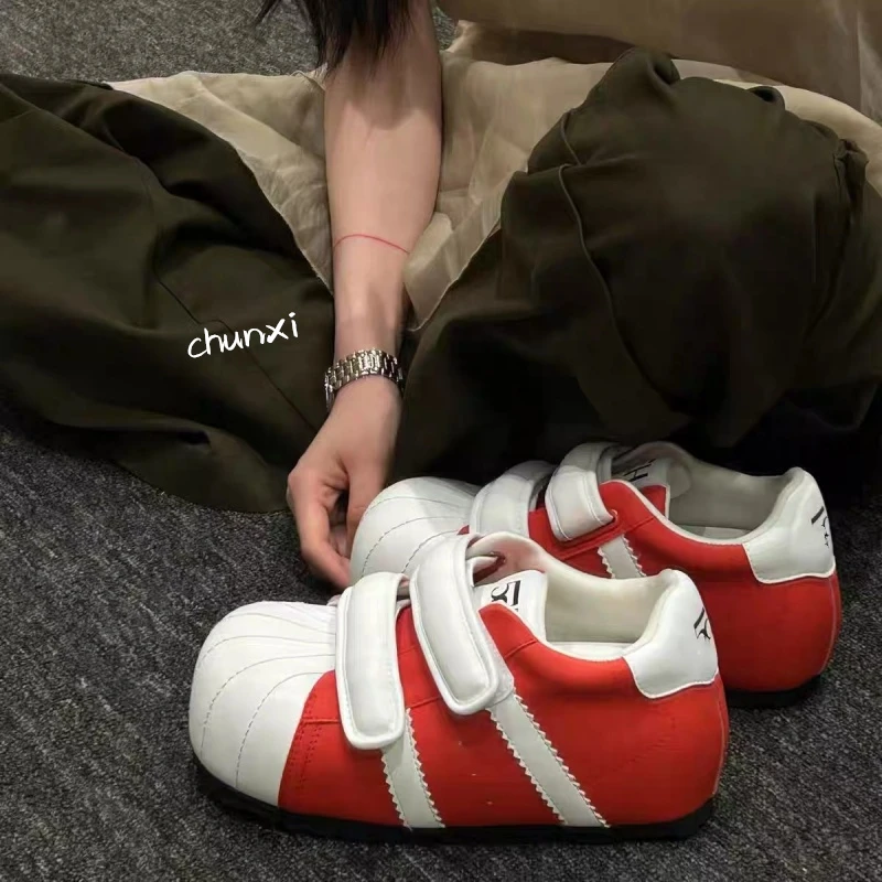 丑萌贝壳头魔术贴德训面包鞋女2025新款百搭内增高休闲运动小板鞋