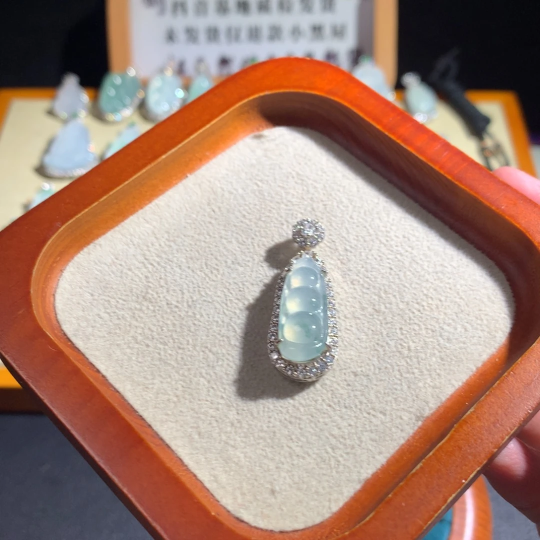 翡翠银S925镶嵌挂件豆子