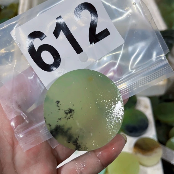 玉***动未镶嵌蛇纹石玉珠宝半成品