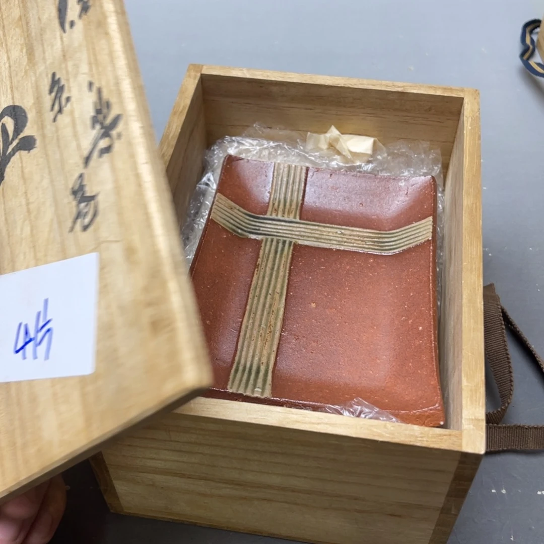 …***…瓷片密密麻麻地铺满