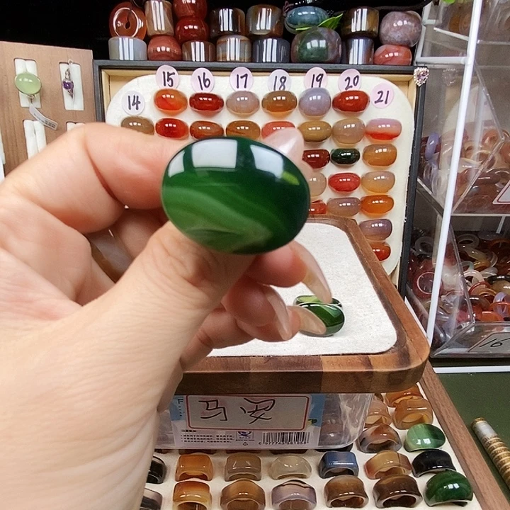 墨***。玛瑙/玉髓未镶嵌戒指