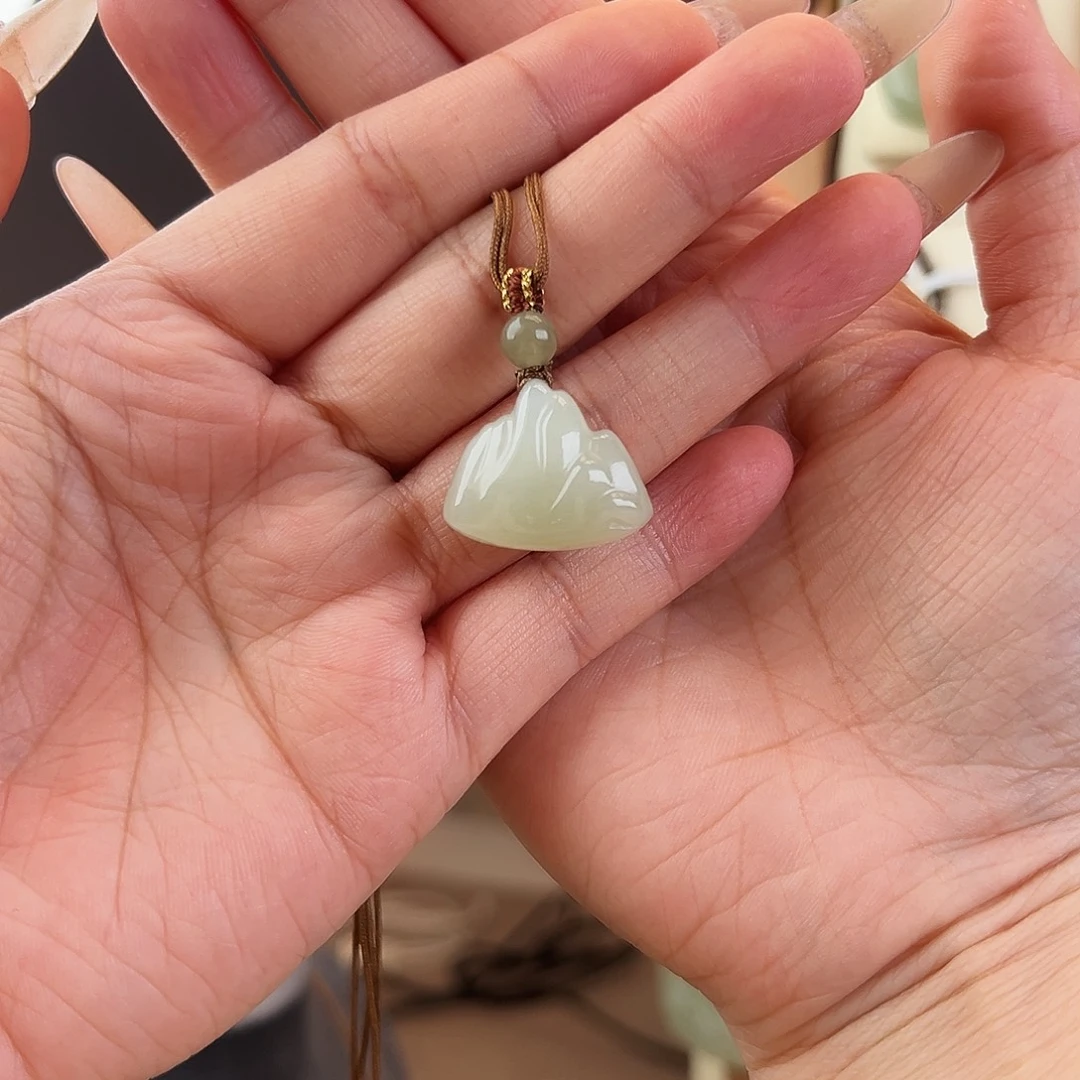 哈***哈和田玉未镶嵌吊坠(赠链)