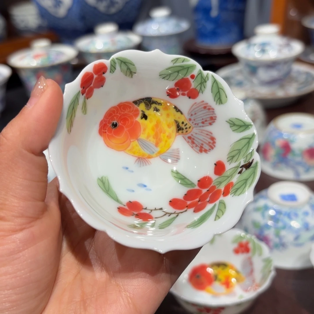心**成釉下五彩鱼杯……………………