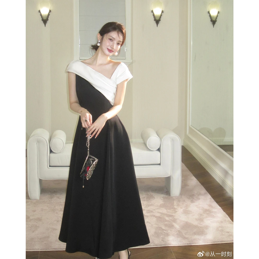 从一从一【千千晚星】设计感经典黑白拼色斜肩a摆连衣裙CY-S25152预