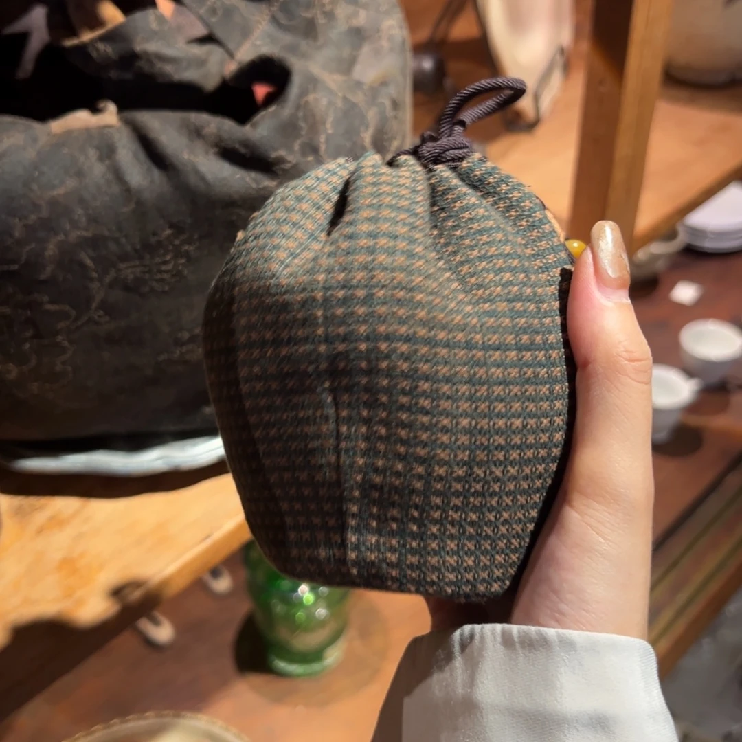 瓷片陶瓷。      陶瓷。