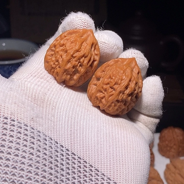文玩核桃手把件水晶虎