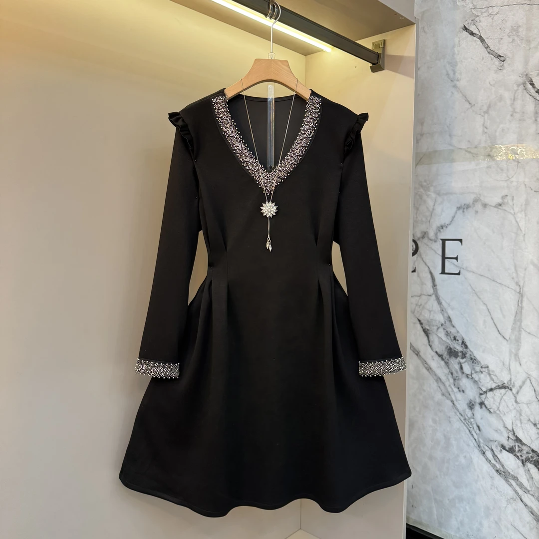 新款重工v领别致收腰气质2025秋设计高级显瘦百搭减龄连衣裙6818-