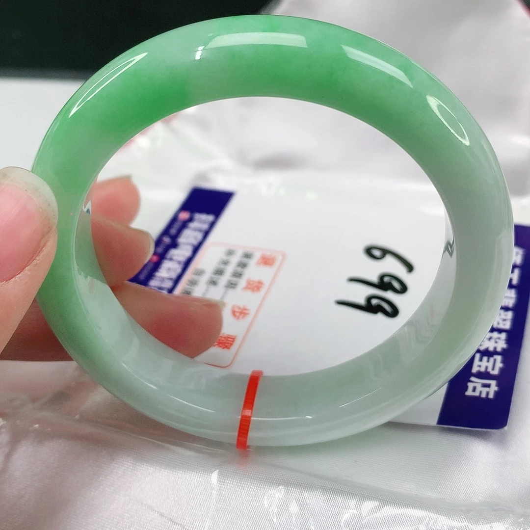 翡翠手镯未镶嵌翡翠