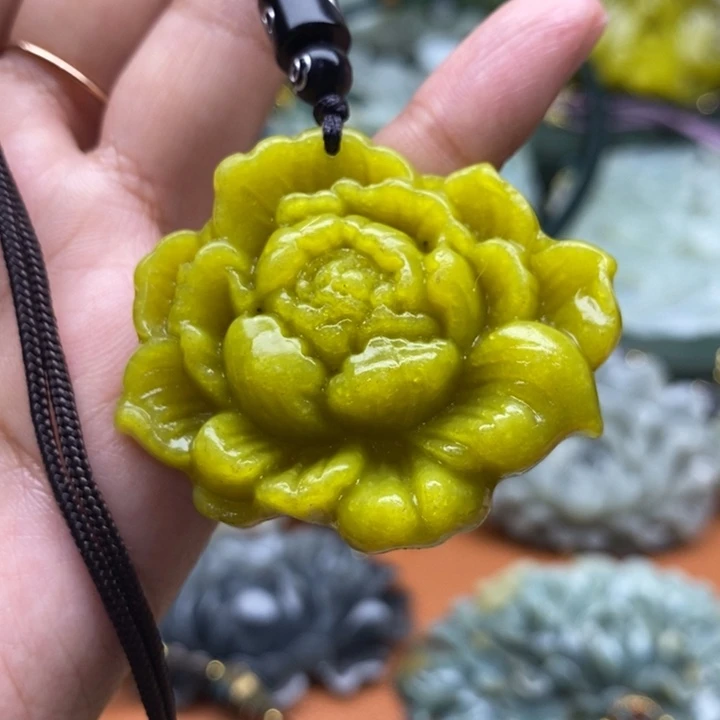 蛇纹石玉未镶嵌吊坠