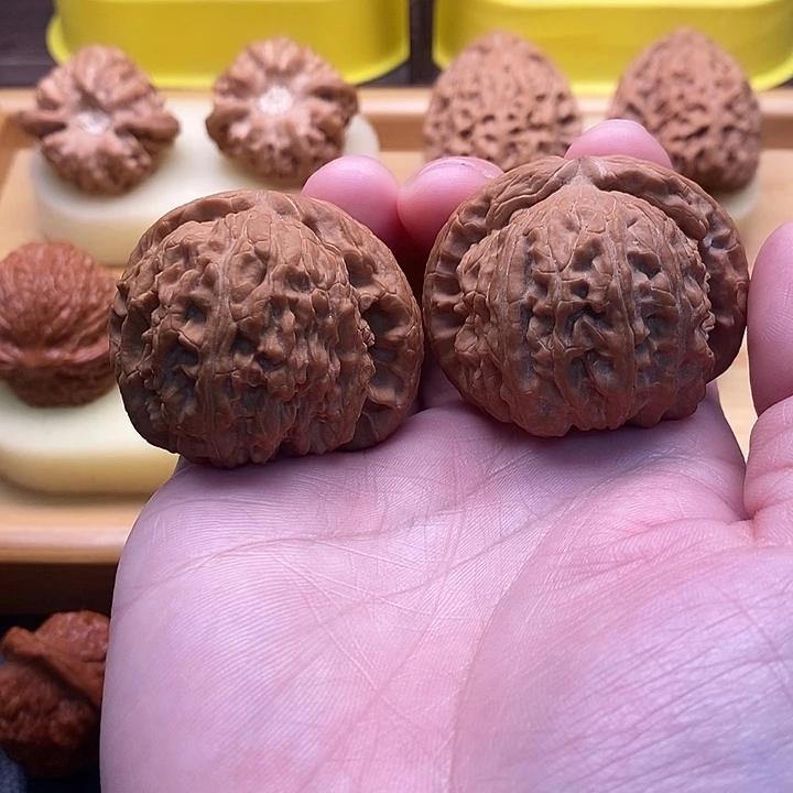 文玩核桃吊坠白狮子