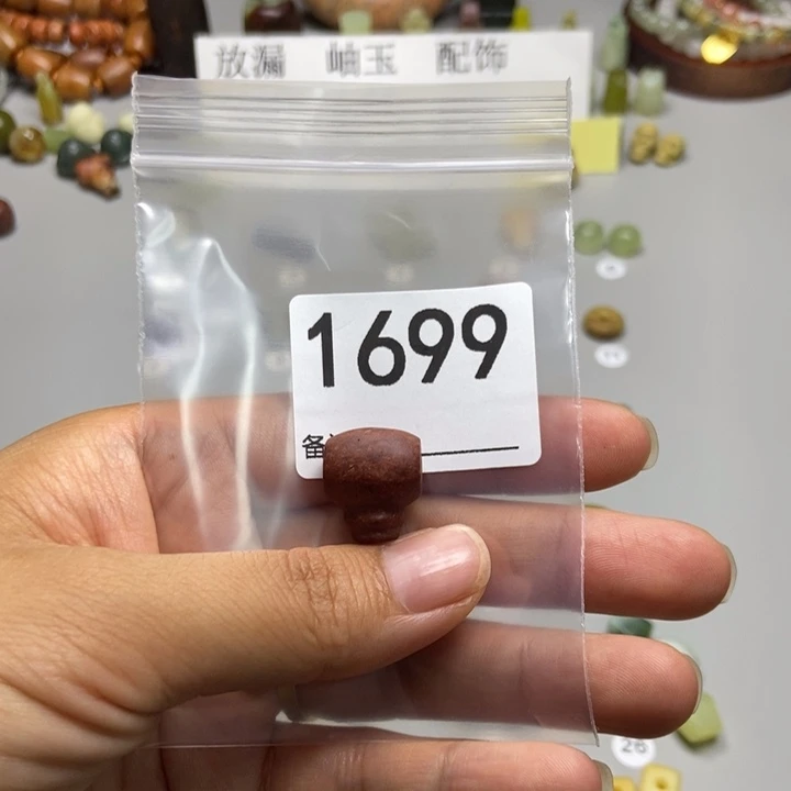 凯***文未镶嵌蛇纹石玉颈饰