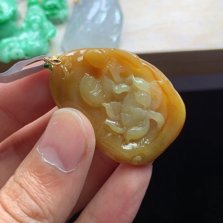 翡翠18K金镶嵌颈饰吊坠