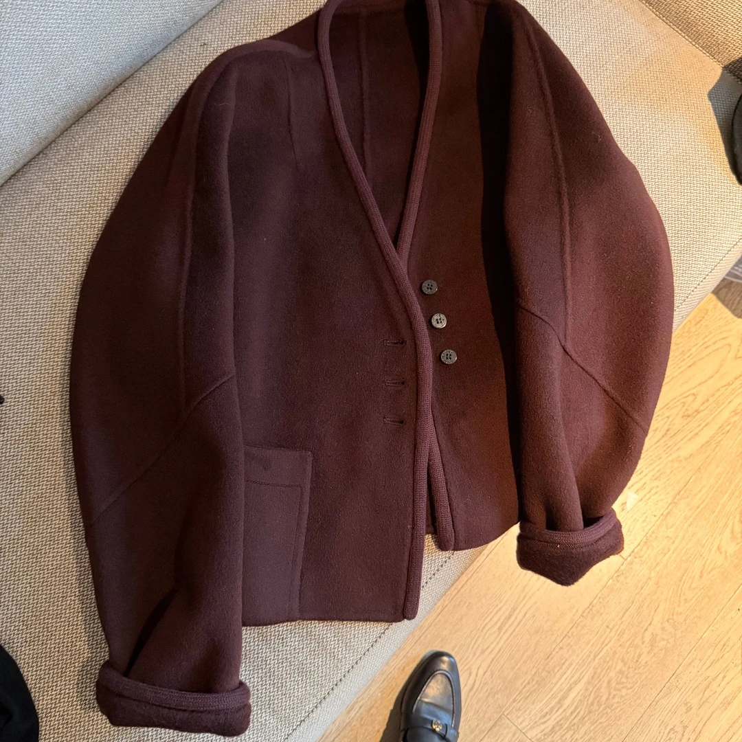 阿黎精选-------秋冬高品质V领短款羊绒加绵羊毛双面尼外套