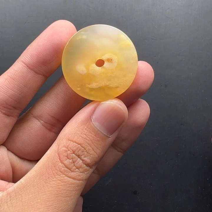 石英质玉（黄龙玉）未镶嵌颈饰