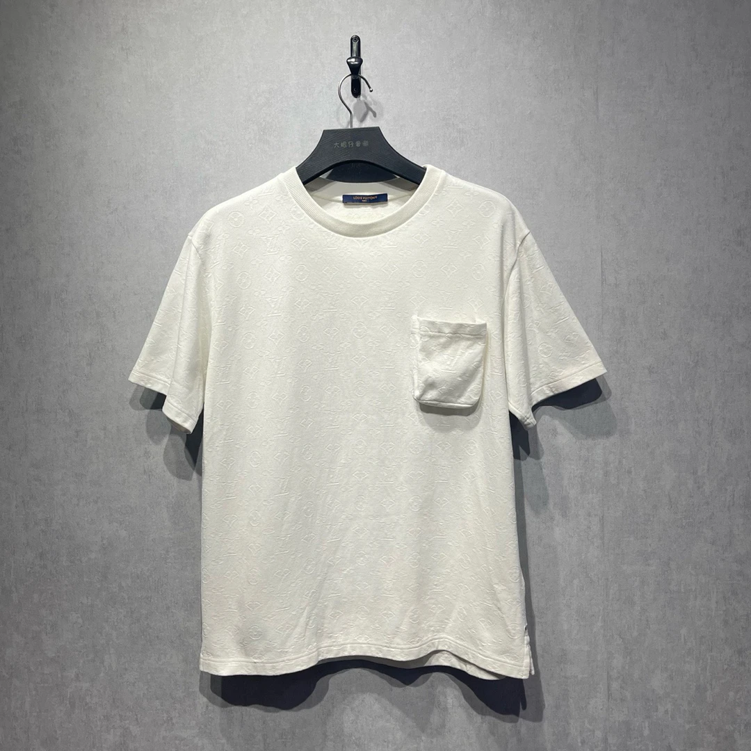 95新 LouisVuitton/路易威登 口袋暗纹满印logo短袖XL码/DY215885