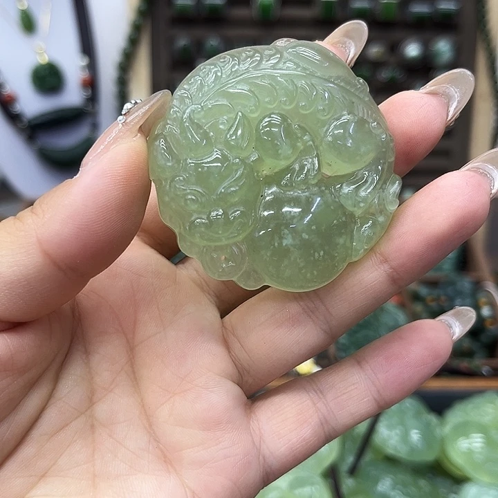 蛇纹石玉未镶嵌颈饰