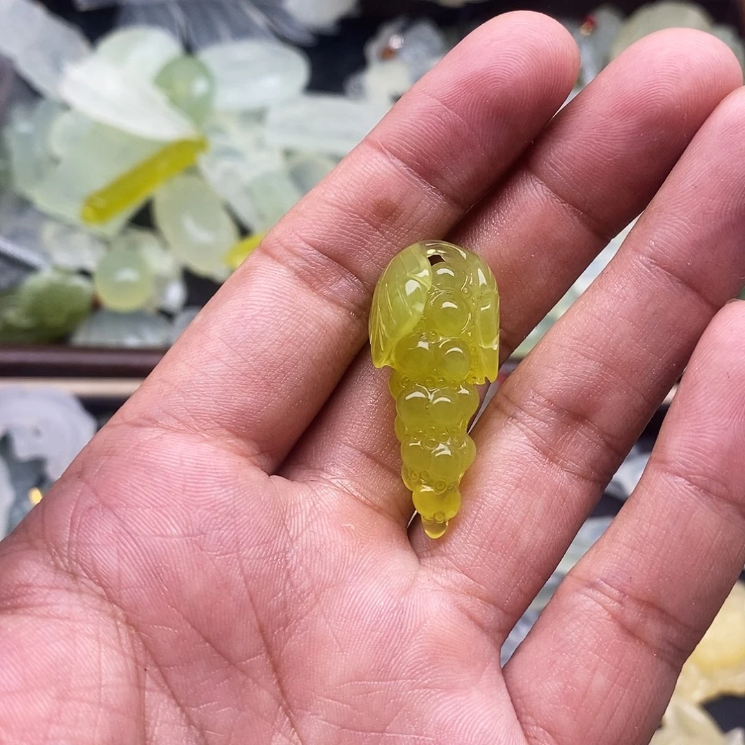 用***3未镶嵌蛇纹石玉颈饰