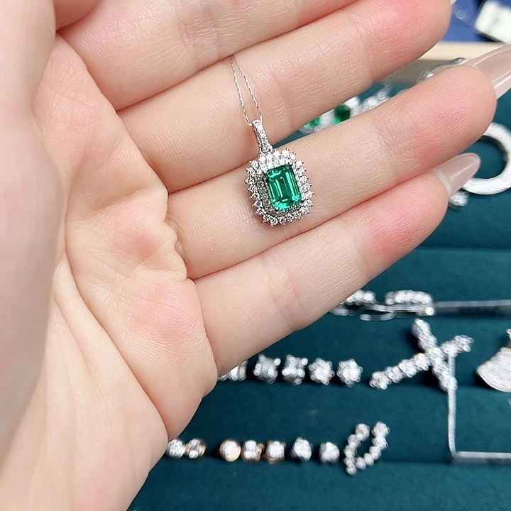 实验室培育钻石铂Pt950镶嵌祖母围镶吊坠