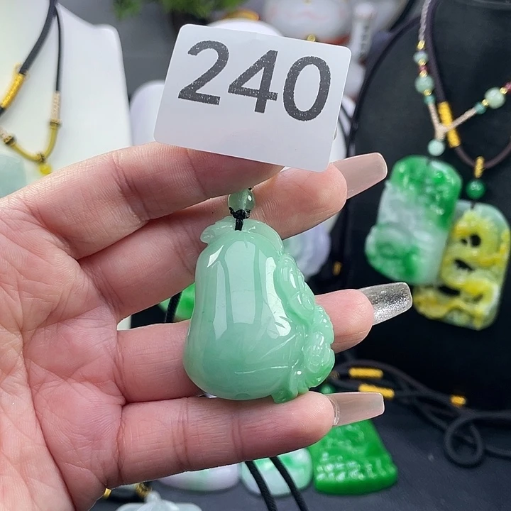 翡翠未镶嵌吊坠(赠链)