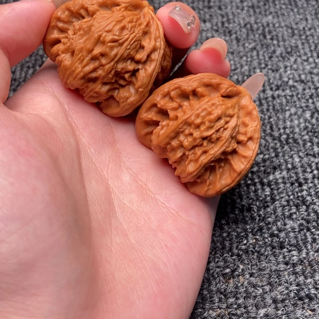 慢***生木质类白狮子正奔