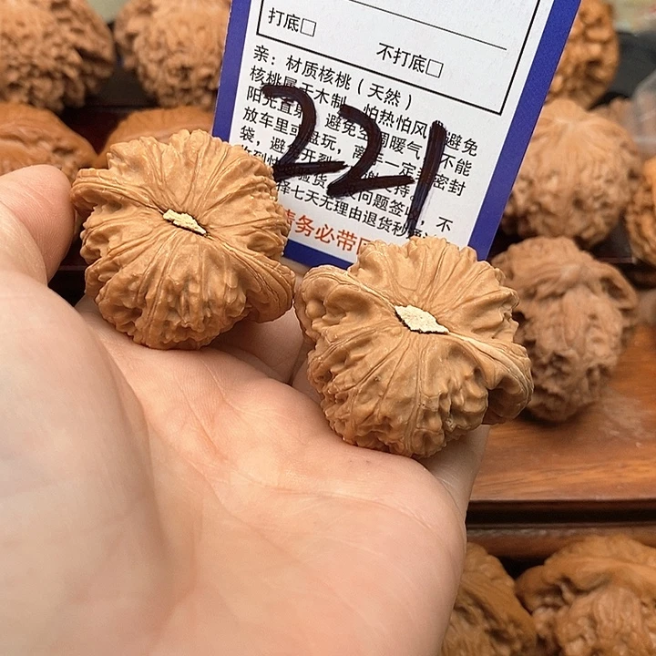 吊坠桃核白狮子头42