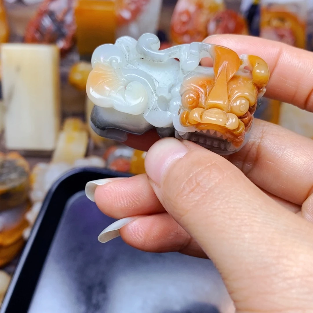 石英质玉（黄龙玉）未镶嵌颈饰