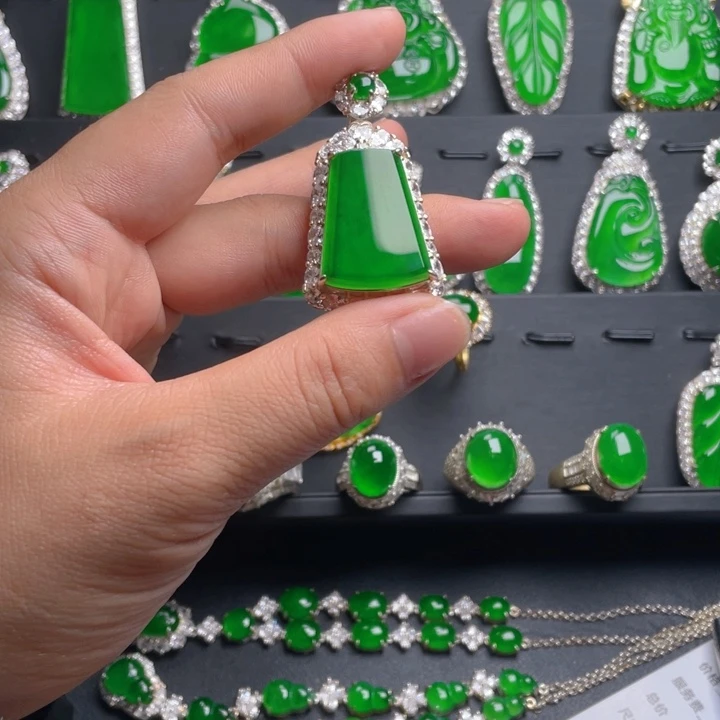 翡翠颈饰未镶嵌翡翠吊坠