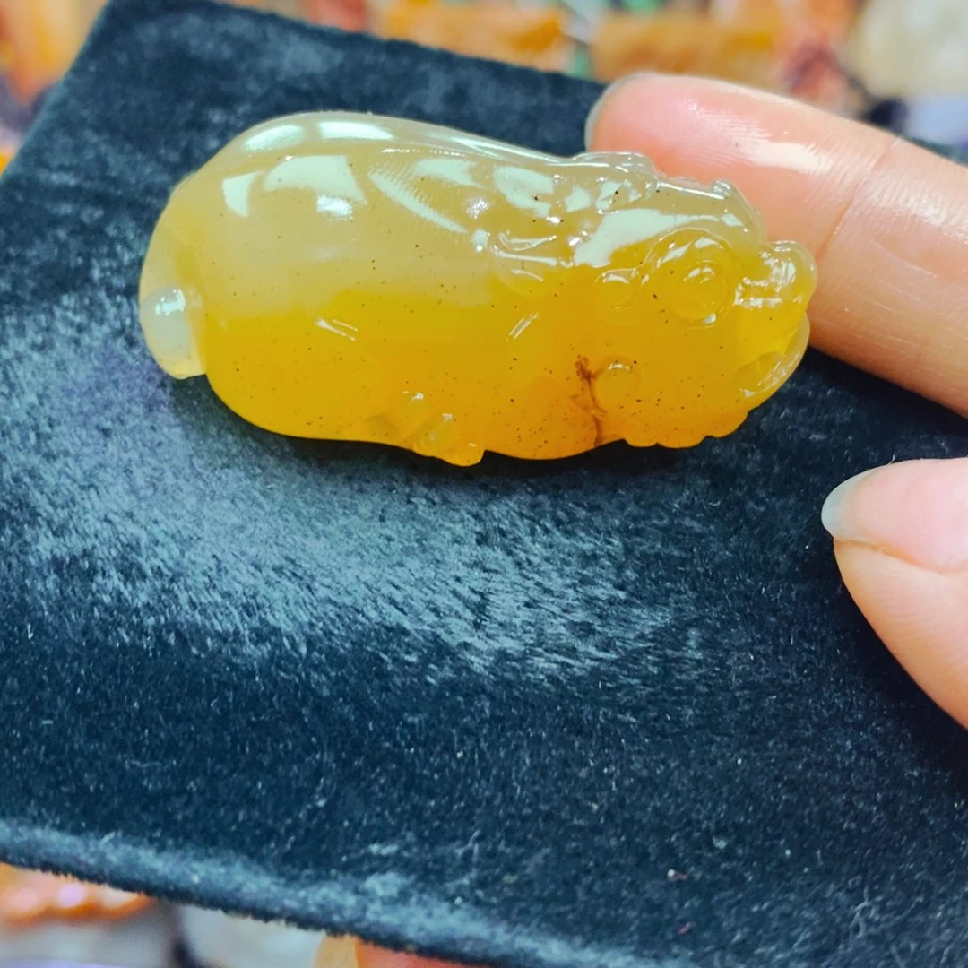 未镶嵌石英质玉（黄龙玉）颈饰