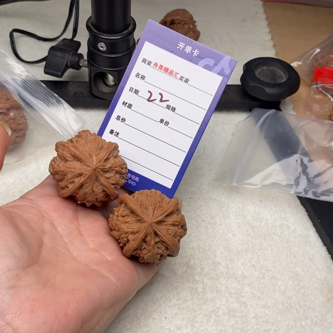 小***啊文玩核桃吊坠凹底四棱22