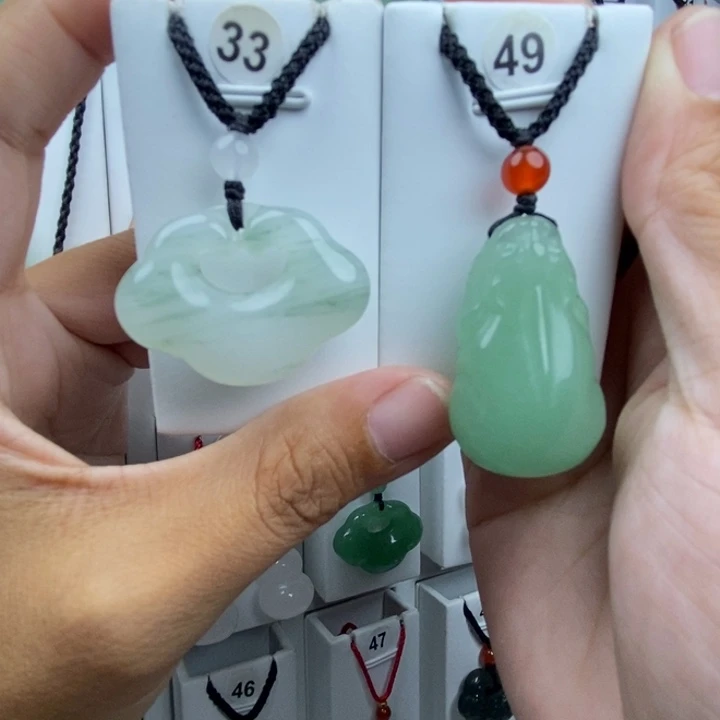 W****颈饰未镶嵌石英质玉