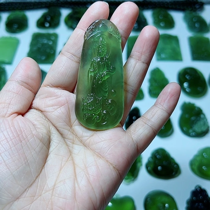 赵***晓蛇纹石玉合金颈饰