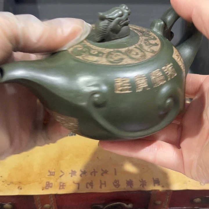 茶壶紫泥原矿泥料手工制作的一把紫砂壶。